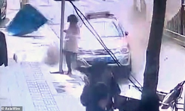 Khoảnh khắc khiến ai cũng phải cảm tạ trời đất: Ra vỉa hè sưởi nắng tập thể dục, người phụ nữ thót tim vì ô tô điên suýt lao trúng-3