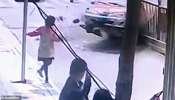 Khoảnh khắc khiến ai cũng phải cảm tạ trời đất: Ra vỉa hè sưởi nắng tập thể dục, người phụ nữ thót tim vì ô tô điên suýt lao trúng-5