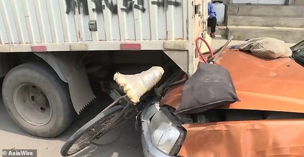 Khoảnh khắc khiến ai cũng phải cảm tạ trời đất: Ra vỉa hè sưởi nắng tập thể dục, người phụ nữ thót tim vì ô tô điên suýt lao trúng-6