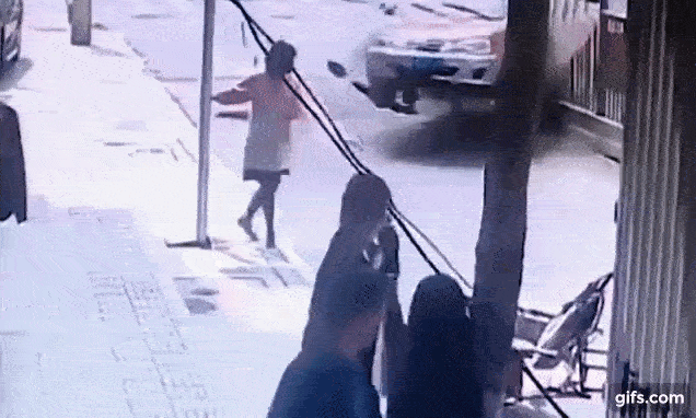 Khoảnh khắc khiến ai cũng phải cảm tạ trời đất: Ra vỉa hè sưởi nắng tập thể dục, người phụ nữ thót tim vì ô tô điên suýt lao trúng-4