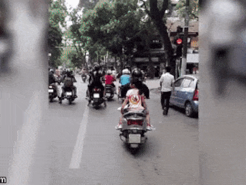 Clip: Mẹ dán logo đã uống rượu bia, không lái xe” rồi chở con gái đầu trần vượt đèn đỏ trên đường phố Hà Nội khiến nhiều người bức xúc-1