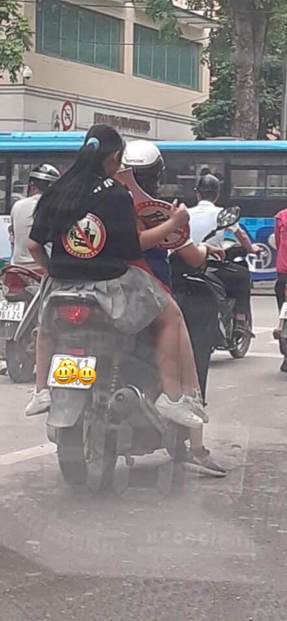 Clip: Mẹ dán logo đã uống rượu bia, không lái xe” rồi chở con gái đầu trần vượt đèn đỏ trên đường phố Hà Nội khiến nhiều người bức xúc-2