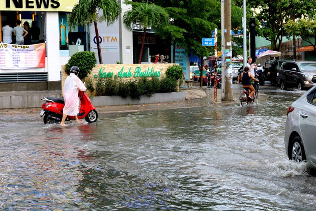 TP HCM: Mưa trắng trời trưa cuối tuần, khu nhà giàu Thảo Điền lại ngập-3