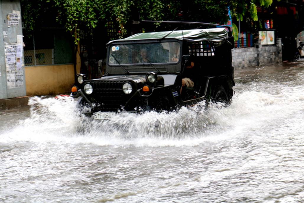 TP HCM: Mưa trắng trời trưa cuối tuần, khu nhà giàu Thảo Điền lại ngập-6