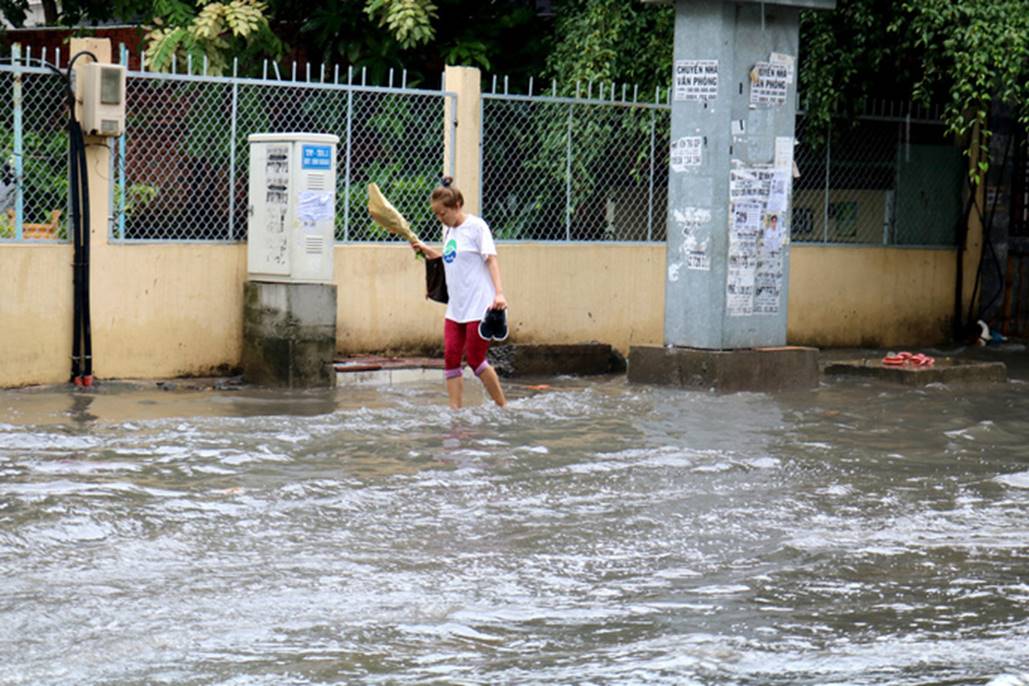 TP HCM: Mưa trắng trời trưa cuối tuần, khu nhà giàu Thảo Điền lại ngập-7