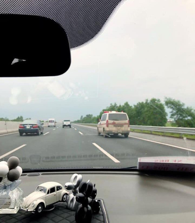 Chạy qua xe cứu thương, nhiều người không khỏi giật mình với cảnh tượng diễn ra trước mắt-1