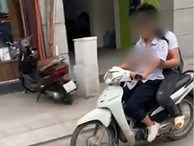 Clip: 2 học sinh không đội mũ bảo hiểm và 'bàn tay thân mật' đến phản cảm của nam sinh ngồi sau xe máy