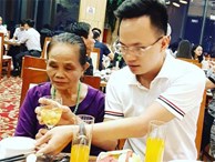 Lần đầu đưa mẹ đi ăn buffet - món quà cảm động của chàng trai 29 tuổi dành tặng mẹ 71 khiến bao người rưng rưng