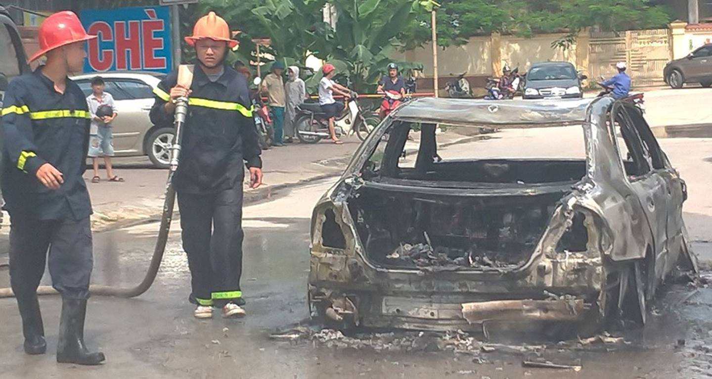 Sốc: Xế hộp tiền tỷ Mercedes đi đón dâu bỗng bốc cháy giữa đường khiến nhiều người kinh hãi-4