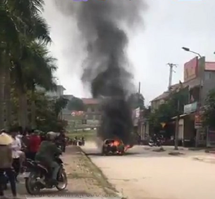 Sốc: Xế hộp tiền tỷ Mercedes đi đón dâu bỗng bốc cháy giữa đường khiến nhiều người kinh hãi-1