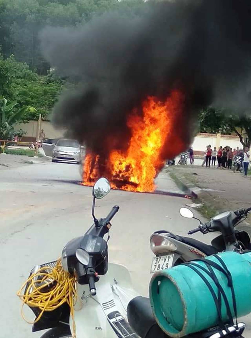 Sốc: Xế hộp tiền tỷ Mercedes đi đón dâu bỗng bốc cháy giữa đường khiến nhiều người kinh hãi-5