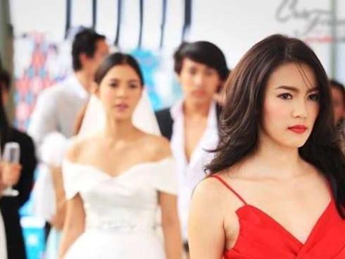 Đang cưới thì tình cũ của chồng “vác bụng” tới ăn vạ, ngờ đâu bị cô dâu nói lại một câu khiến ả cúi mặt về mất