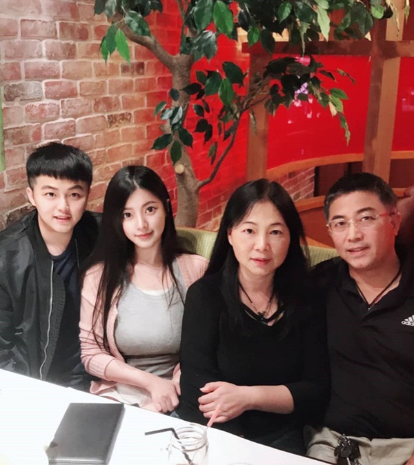 Gái xinh ngủ gật trên tàu khiến dân mạng rần rần truy lùng nhưng gia thế khủng mới là điều gây chú ý nhất-3