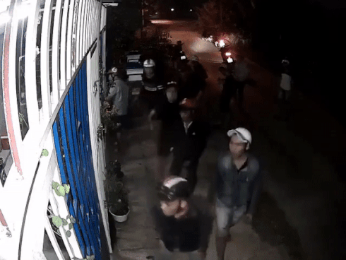 Clip: Một đoàn 12 tên kéo nhau đi ăn trộm