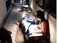 Nhìn bức ảnh học sinh ở ký túc xá Chuyên Phan Bội Châu ngồi học kín hành lang này để biết vì sao họ học giỏi thế