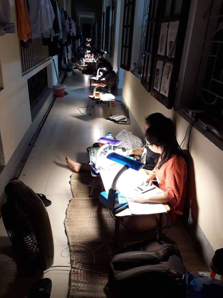 Nhìn bức ảnh học sinh ở ký túc xá Chuyên Phan Bội Châu ngồi học kín hành lang này để biết vì sao họ học giỏi thế-1