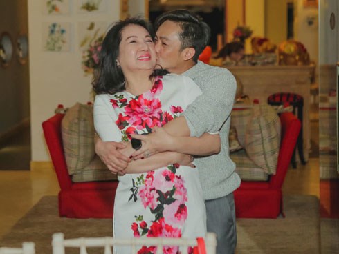 Thay vì nói lời yêu thương Đàm Thu Trang như thường lệ, Cường Đô La giờ lại ngọt ngào với một người phụ nữ khác