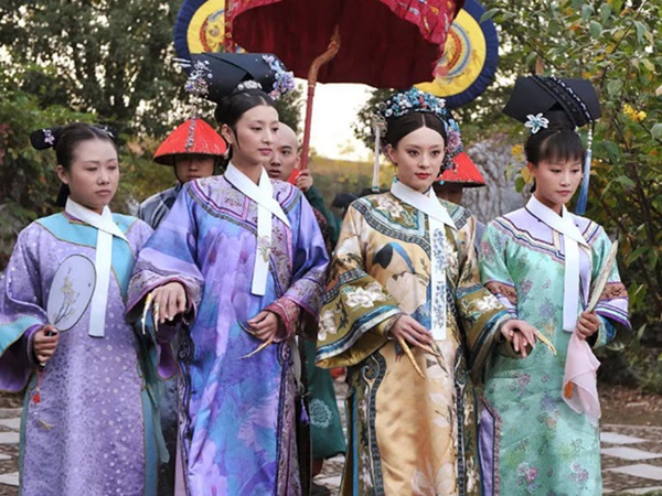 Trên cổ các Phi tần nhà Thanh luôn đeo một chiếc khăn lụa trắng, công dụng và ý nghĩa thực sự của nó là gì?-2