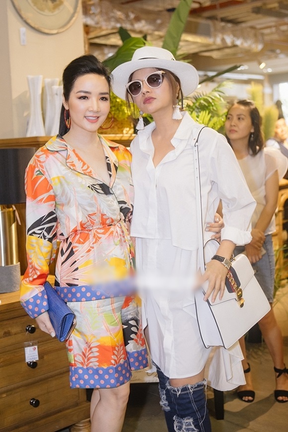 Hương Giang lộ bụng to tướng - Khổng Tú Quỳnh xuề xòa mặc váy ngủ dự sự kiện-5