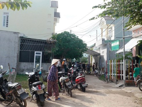 NÓNG: 2 vợ chồng chết trong ngôi nhà khóa kín, người đầy vết thương