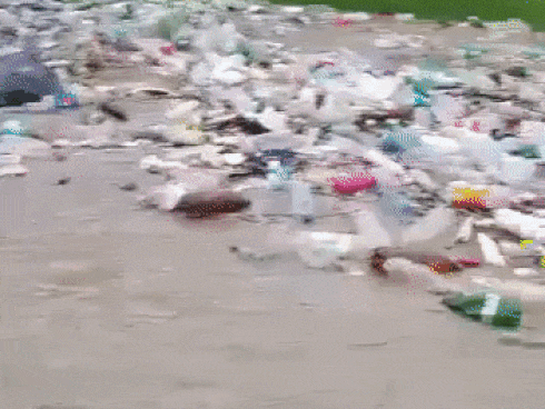 Người đàn ông giải cứu 2 đứa trẻ khỏi lũ trong vòng chưa đầy 2 phút-1