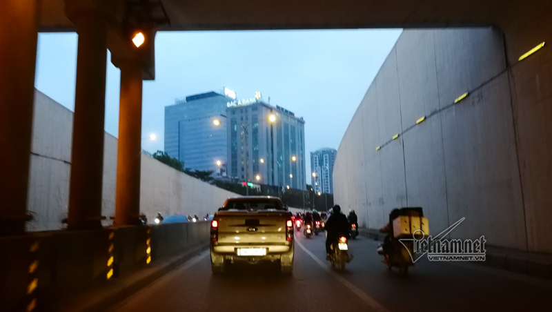 Chui hầm Kim Liên xem xe cộ thi nhau lấn làn, bảo sao cứ tai nạn-5