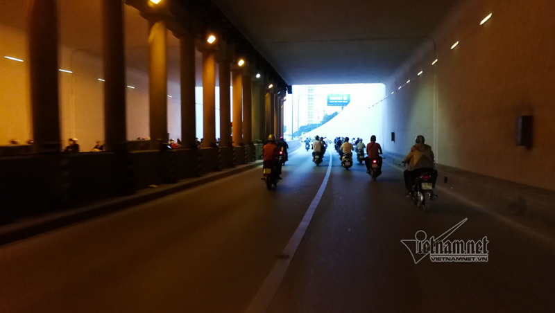 Chui hầm Kim Liên xem xe cộ thi nhau lấn làn, bảo sao cứ tai nạn-6