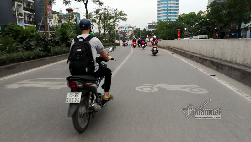 Chui hầm Kim Liên xem xe cộ thi nhau lấn làn, bảo sao cứ tai nạn-7