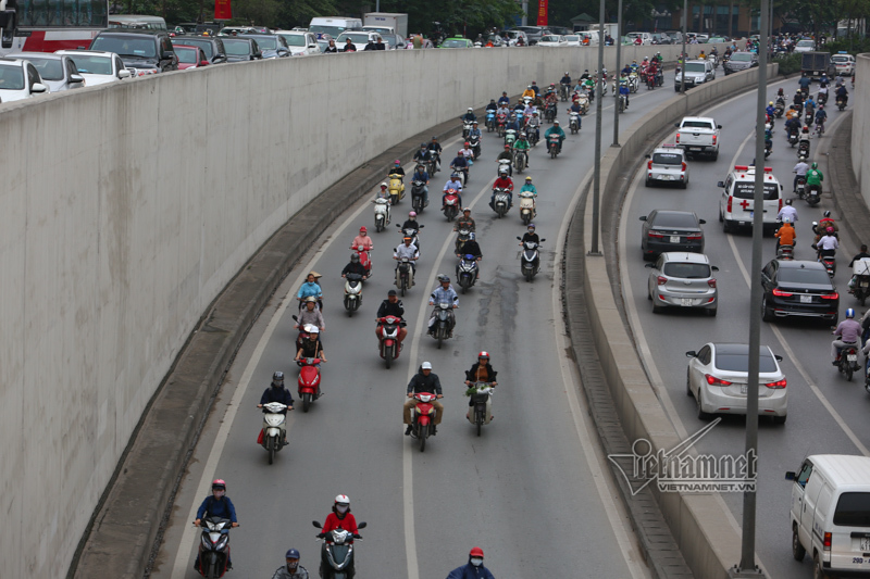 Chui hầm Kim Liên xem xe cộ thi nhau lấn làn, bảo sao cứ tai nạn-8