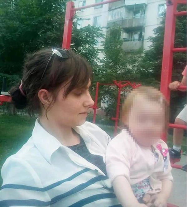 Ngửi thấy mùi hôi, hàng xóm kinh hoàng phát hiện bé gái sống cùng thi thể bố mẹ 9 ngày-1