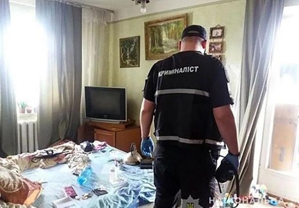 Ngửi thấy mùi hôi, hàng xóm kinh hoàng phát hiện bé gái sống cùng thi thể bố mẹ 9 ngày-2