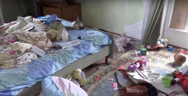 Ngửi thấy mùi hôi, hàng xóm kinh hoàng phát hiện bé gái sống cùng thi thể bố mẹ 9 ngày-3