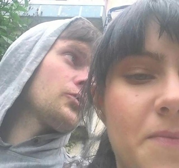 Ngửi thấy mùi hôi, hàng xóm kinh hoàng phát hiện bé gái sống cùng thi thể bố mẹ 9 ngày-4