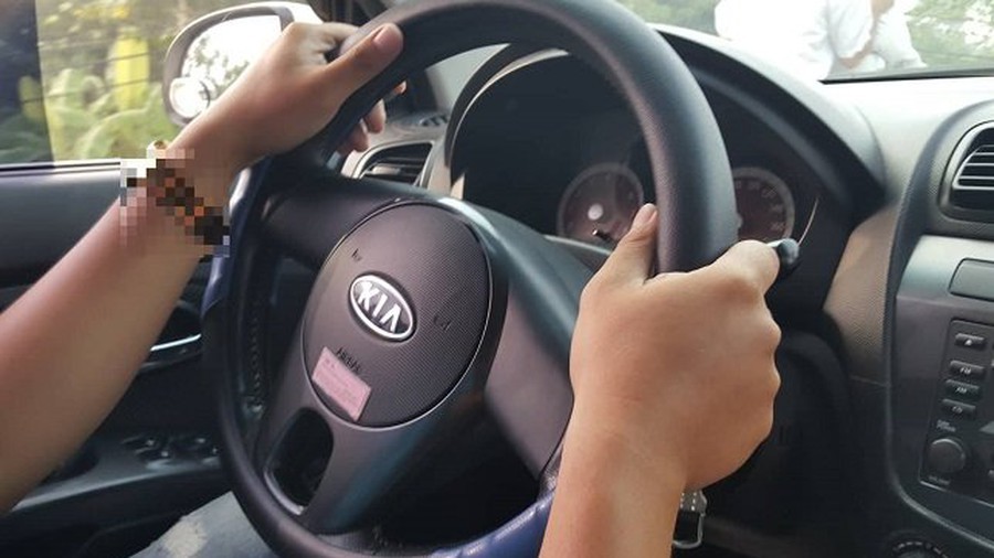 Vợ ngã quỵ phát hiện dấu chồng và bạn thân ngoại tình trên ô tô-1