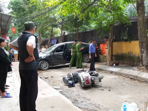 Nữ tài xế lùi xe Camry tông chết người đi xe máy là đại tá công an-2