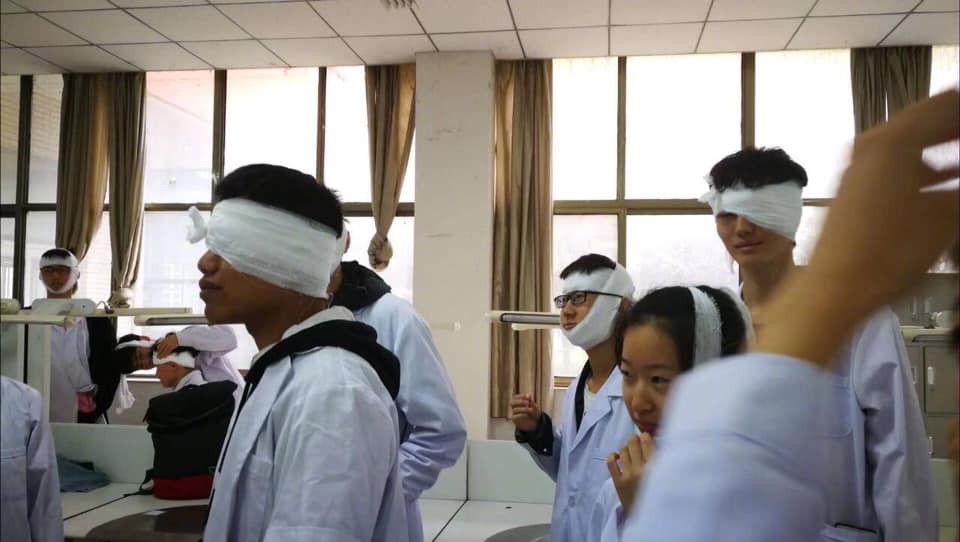 Dở khóc dở cười cảnh sinh viên trường Y xếp hàng quấn băng cho nhau, hở chỗ nào là quấn chỗ đấy!-1