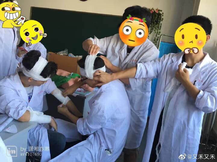 Dở khóc dở cười cảnh sinh viên trường Y xếp hàng quấn băng cho nhau, hở chỗ nào là quấn chỗ đấy!-3