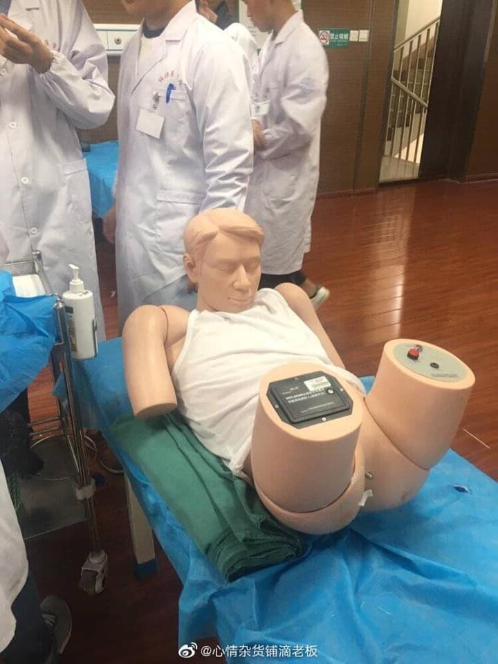 Dở khóc dở cười cảnh sinh viên trường Y xếp hàng quấn băng cho nhau, hở chỗ nào là quấn chỗ đấy!-5