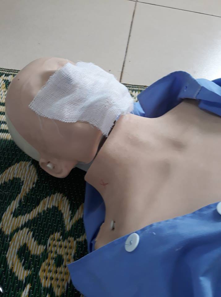 Dở khóc dở cười cảnh sinh viên trường Y xếp hàng quấn băng cho nhau, hở chỗ nào là quấn chỗ đấy!-6