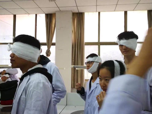 Clip sinh viên ngành Tài chính đếm tiền nhanh hơn máy khiến ai nhìn vào cũng thèm-1