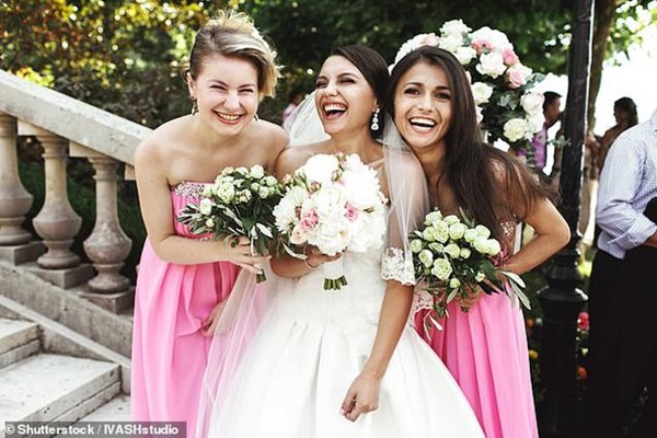 Cô dâu cấm bạn thân nâng ngực vì không muốn mình bị dìm hàng trong đám cưới-1