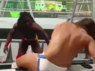 Kinh hoàng WWE: Trèo lên thang 2m nhảy xuống đạp đối thủ gãy cả bàn