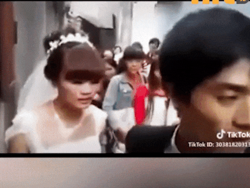 Xôn xao bức ảnh cô dâu bỗng bị ra rìa vì chú rể mặc đồ đôi với... MC đám cưới-2