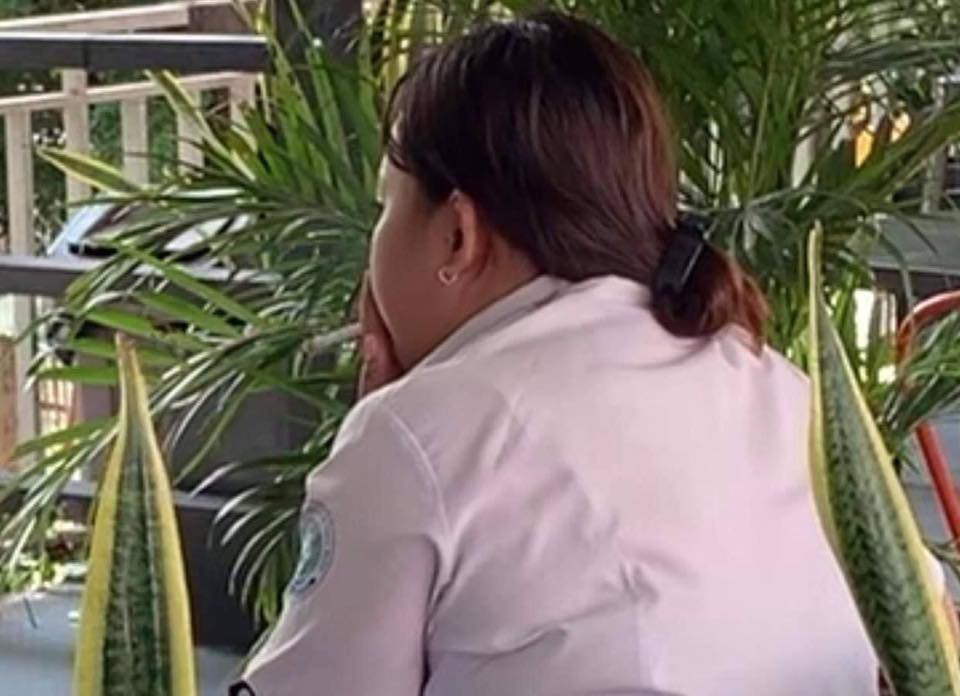 Nhóm nữ sinh cấp 3 mặc đồng phục vào quán cafe phì phèo thuốc lá khiến nhiều phụ huynh phải giật mình-3