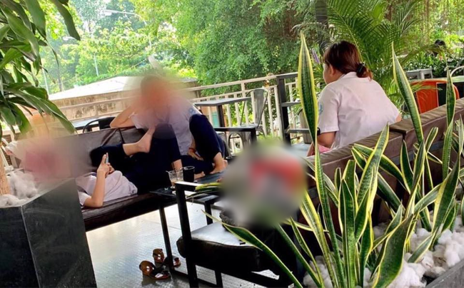 Nhóm nữ sinh cấp 3 mặc đồng phục vào quán cafe phì phèo thuốc lá khiến nhiều phụ huynh phải giật mình-1