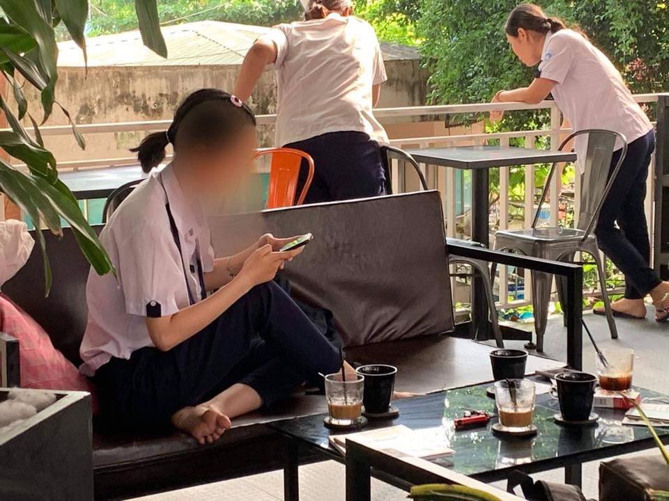 Nhóm nữ sinh cấp 3 mặc đồng phục vào quán cafe phì phèo thuốc lá khiến nhiều phụ huynh phải giật mình-4