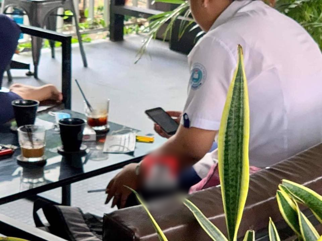 Nhóm nữ sinh cấp 3 mặc đồng phục vào quán cafe phì phèo thuốc lá khiến nhiều phụ huynh phải giật mình-2