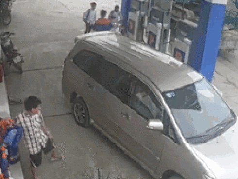 Đi ô tô vào đổ xăng, nam tài xế 'tiện tay' trộm can dầu nhớt