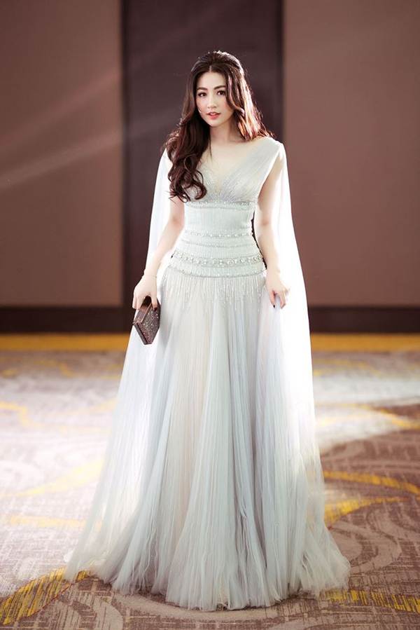 Á hậu Tú Anh chăm chỉ tái xuất sau khi sinh con, nhan sắc ngày càng hút hồn-1