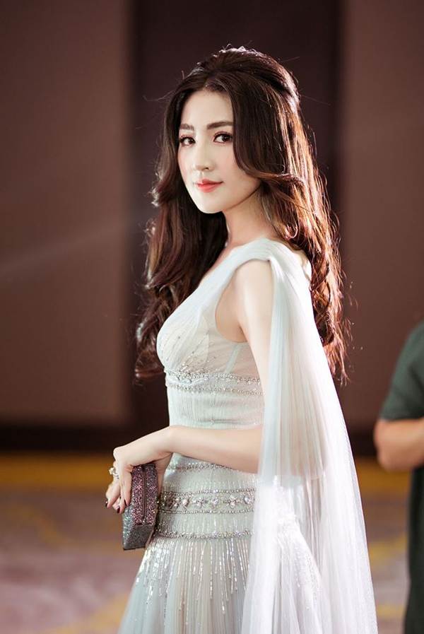 Á hậu Tú Anh chăm chỉ tái xuất sau khi sinh con, nhan sắc ngày càng hút hồn-2